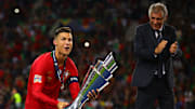 Cristiano Ronaldo sosteniendo el trofeo de la Nations League 2019, bajo la mirada de su entonces entrenador Fernando Santos 