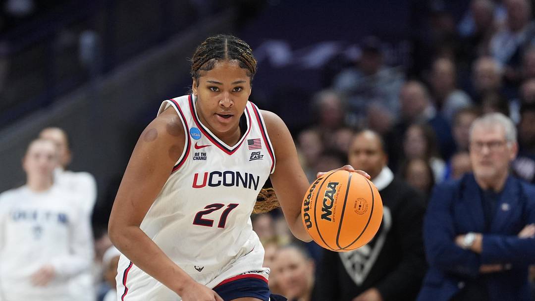 Mar 21, 2026; Storrs, CT, USA; UConn Huskies forward Sarah Strong (21) returns the ball against the UTSA Roadrunners in the first half at Harry A. Gampel Pavilion. Mandatory Credit: David Butler II-Imagn Images