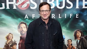 Bob Saget se hizo famoso por aparecer en Tres por Tres