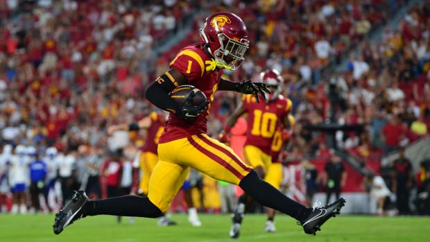  Southern California Trojans wide receiver Zachariah Branch (1) runs the ball in for a touchdown 