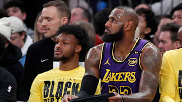 Los Angeles Lakers v New York Knicks