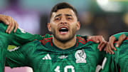 El jugador Alexis Vega rompe en llanto al entornarse el Himno Nacional Mexicano.