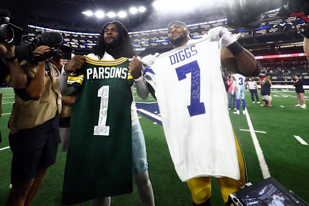 Green Bay Packers defensive end Micah Parsons and Dallas Cowboys cornerback Trevon Diggs exchange jerseys.