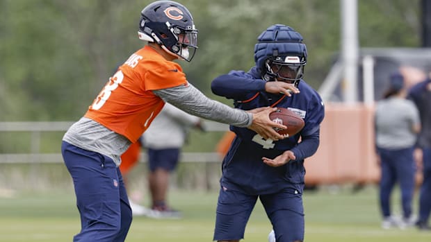 Chicago Bears quarterback Caleb Williams (18) passes the ball to running back D'Andre Swift