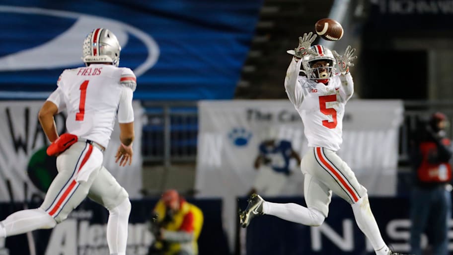 Ohio State Buckeyes quarterback Justin Fields throws a pass to wide receiver Garrett Wilson | Adam Cairns/Columbus Dispatch via Imagn Content Services, LLC