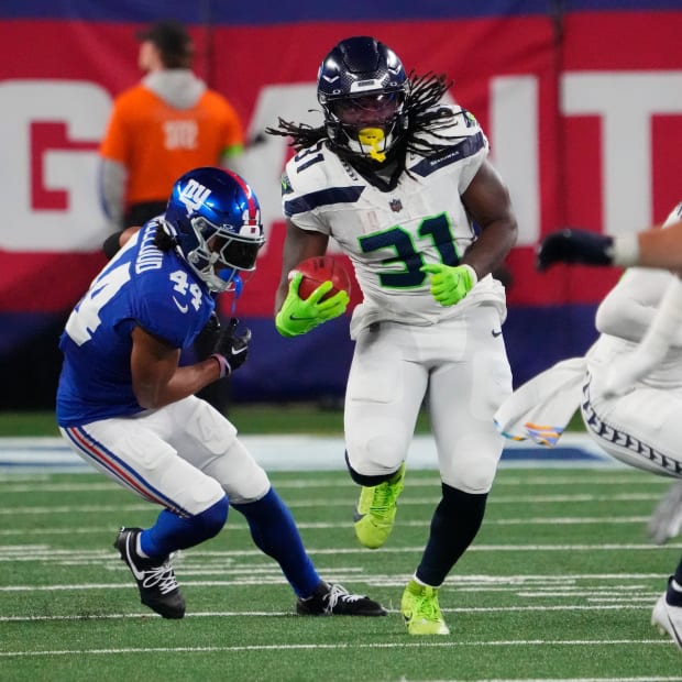 Seattle Seahawks running back DeeJay Dallas (31) runs against the Giants in the second half at MetLife Stadium.