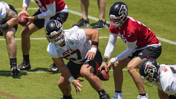 Atlanta Falcons center Drew Dalman (67) snaps the ball at practice.