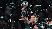 Nick Foles levantando el trofeo del Super Bowl de 2018, que ganaron los Philadelphia Eagles 