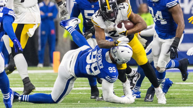 Indianapolis, Indiana, USA; Pittsburgh Steelers running back Najee Harris (22) runs the ball while Indianapolis Colts defensi