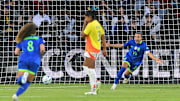 Marta saiu do banco no final do segundo tempo e fez dois gols