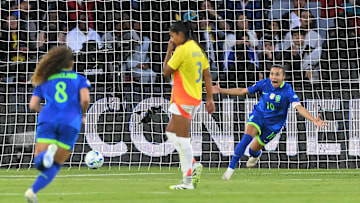 Marta saiu do banco no final do segundo tempo e fez dois gols