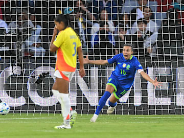 Marta saiu do banco no final do segundo tempo e fez dois gols