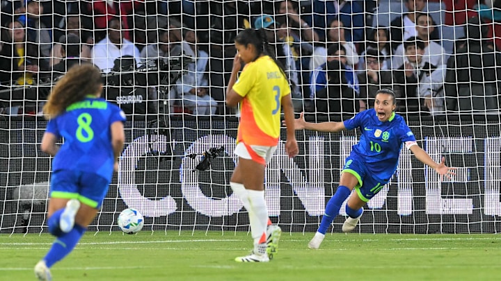 Marta saiu do banco no final do segundo tempo e fez dois gols Marta saiu do banco no final do segundo tempo e fez dois gols