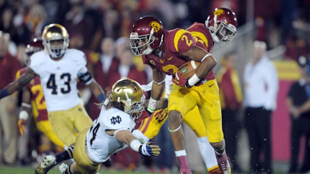 Nov 24, 2012; Los Angeles, CA, USA; Southern California Trojans receiver Robert Woods (2) is pursued by Notre Dame Fighting I