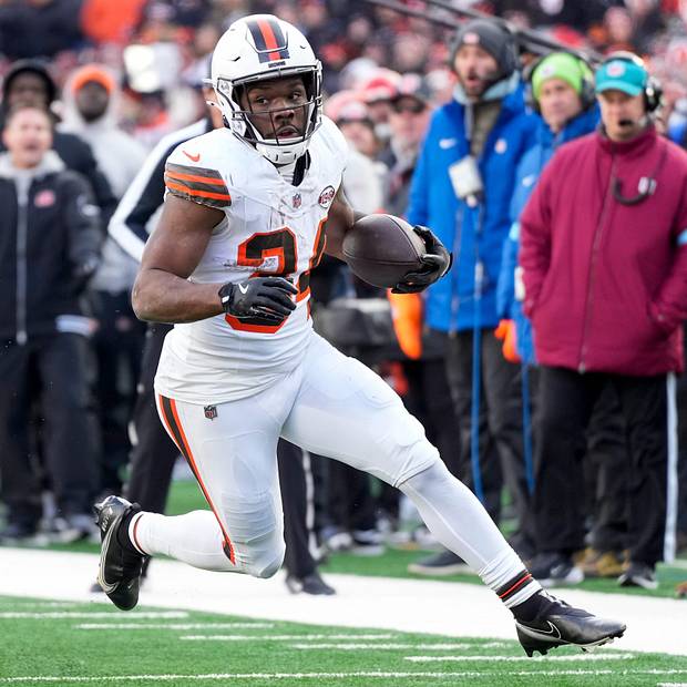 Cleveland BrownsRB Jerome Ford runs the ball in the game between the Cincinnati Bengals and Browns