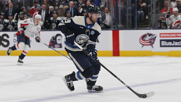 Hockey player carries the puc