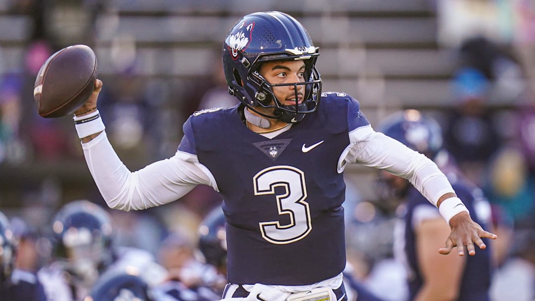 Connecticut Huskies quarterback Nick Evers 