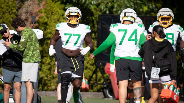 Oregon offensive lineman Matthew Bedford works out during practice with the Oregon Ducks Wednesday,