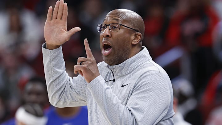 Feb 22, 2026; Chicago, Illinois, USA; New York Knicks head coach Mike Brown directs his team against the Chicago Bulls during the first half at United Center. Mandatory Credit: Kamil Krzaczynski-Imagn Images