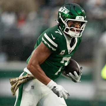 New York Jets quarterback Justin Fields (7) scrambles with the ball during an NFL Week 10 game between the New York Jets and the Cleveland Browns at MetLife Stadium on Sunday, Nov. 9, 2025.