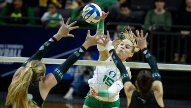 Oregon outside hitter Mimi Colyer hits the ball as the No. 2 Oregon Ducks host Hawaii 