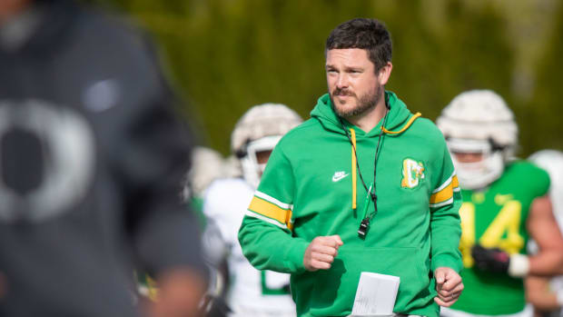 Oregon head coach Dan Lanning runs during practice with the Ducks 