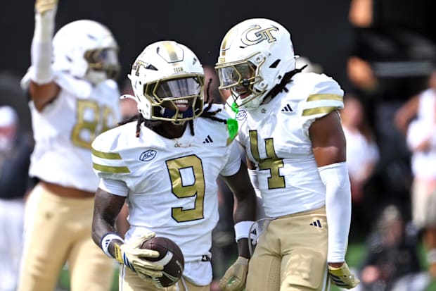 Georgia Tech Defensive Back Omar Daniels y la celebración blanca de Dikean Dikean Defensive Back.