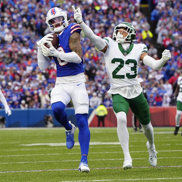 Keon Coleman (0) makes a catch