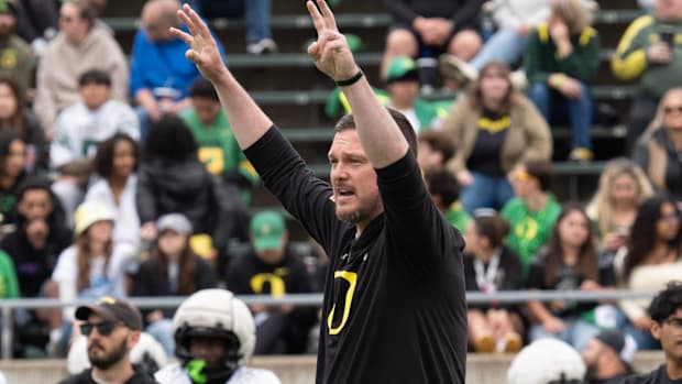 Oregon coach Dan Lanning rallies his team during warmups before the Oregon Spring game at Autzen in Eugene April 26, 2025