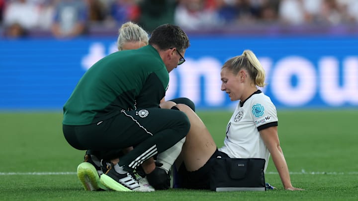 Sarai Linder wird den DFB-Frauen im Halbfinale gegen Spanien fehlen Sarai Linder wird den DFB-Frauen im Halbfinale gegen Spanien fehlen