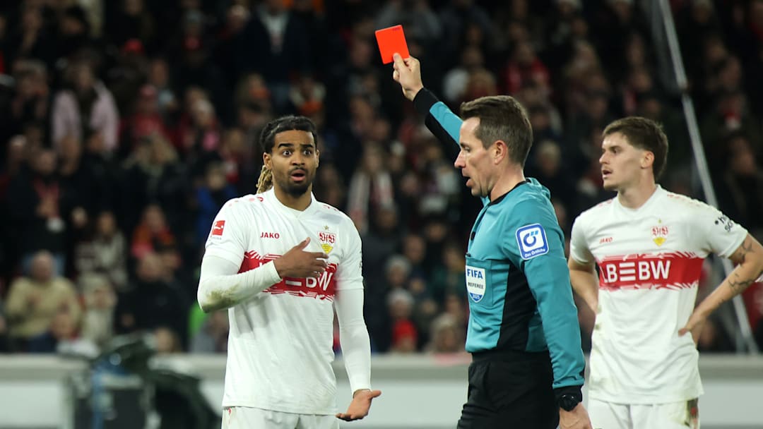 Lorenz Assignon sah gegen Bayern Rot Lorenz Assignon sah gegen Bayern Rot