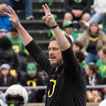 Oregon coach Dan Lanning rallies his team during warmups before the Oregon Spring game at Autzen in Eugene April 26, 2025