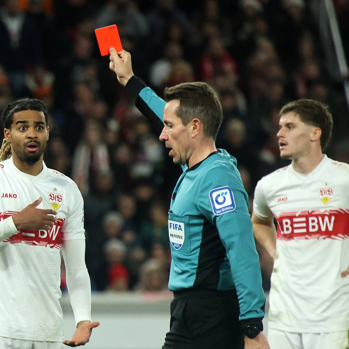 Image for Platzverweis! Darum sah VfB-Verteidiger Assignon gegen Bayern die Rote Karte