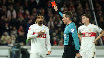 Schiedsrichter Tobias Stieler zeigt Lorenz Assignon die Rote Karte