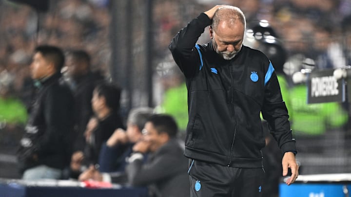 Mano Menezes começou o Brasileirão no Fluminense, foi demitido após a 1ª rodada, em março, e acertou com o Grêmio três semanas depois Mano Menezes começou o Brasileirão no Fluminense, foi demitido após a 1ª rodada, em março, e acertou com o Grêmio três semanas depois