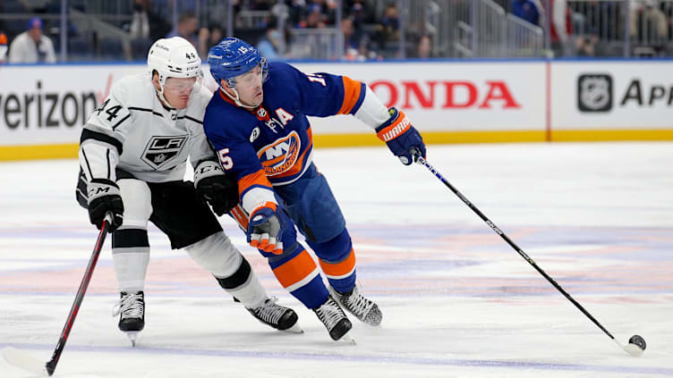 Jan 27, 2022; Elmont, New York, USA; New York Islanders right wing Cal Clutterbuck (15) plays the