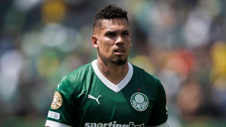 Paulinho continua processo de recuperação de cirurgia na canela