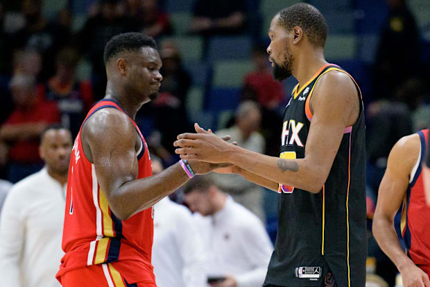 New Orleans Pélicans attacking Zion Williamson, on the left, congratulates the Phoenix Sunvin attacker during the right