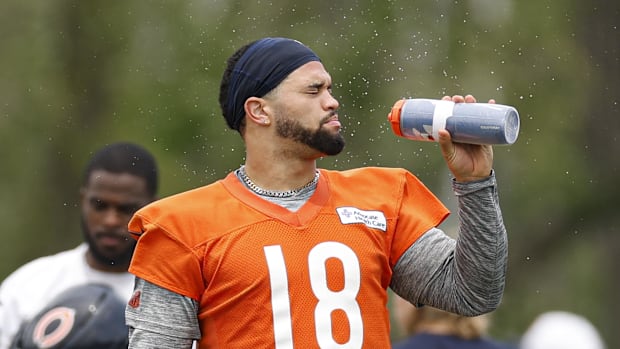 Chicago Bears quarterback Caleb Williams (18) cools off during minicamp at Halas Hall Chicago Bears quarterback Caleb Williams (18) cools off during minicamp at Halas Hall