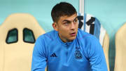 Paulo Dybala esperando en el banco su momento frente a Croacia