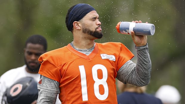 Lake Forest, IL, USA; Chicago Bears quarterback Caleb Williams (18) cools off during minicamp at Halas Hall. Mandatory Credit