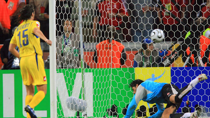 Swiss goalkeeper Pascal Zuberbuehler (R)