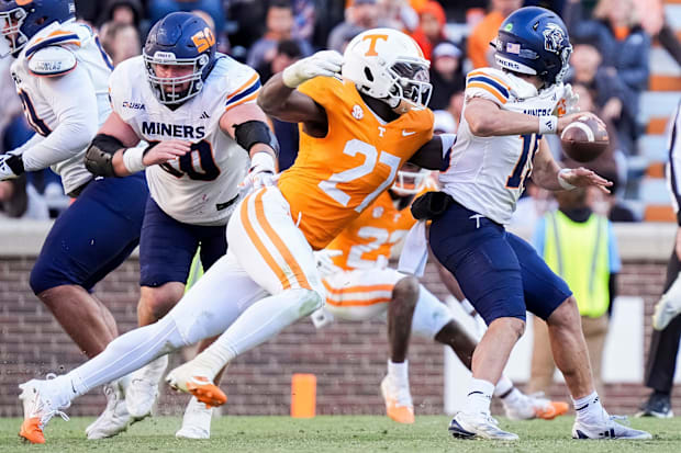 Tennessee DE James Pearce Jr. sacks UTEP quarterback JP Pickles