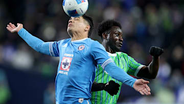 El uruguayo Gabriel Fernández de Cruz Azul y el colombiano Yeimar Gómez del Seattle Spunders en el duelo de Ida