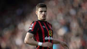 Manchester United memantau peluang untuk mendatangkan Milos Kerkez dari Bournemouth untuk perkuat posisi bek kiri.