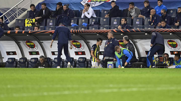 Mesut Özil kulübeye oturuyor. Mesut Özil kulübeye oturuyor.