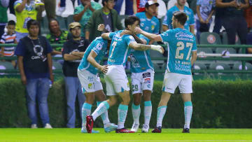 Jugadores del León celebran un gol.