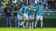 Jugadores del León celebran un gol.