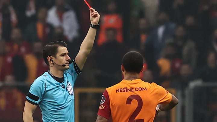 Halil Umut Meler kırmızı kartını kullanıyor. Halil Umut Meler kırmızı kartını kullanıyor.