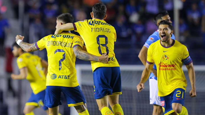 El uruguayo Brian Rodríguez, el español Álvaro Fidalgo y Henry Martín celebran su gol en el Clásico Joven